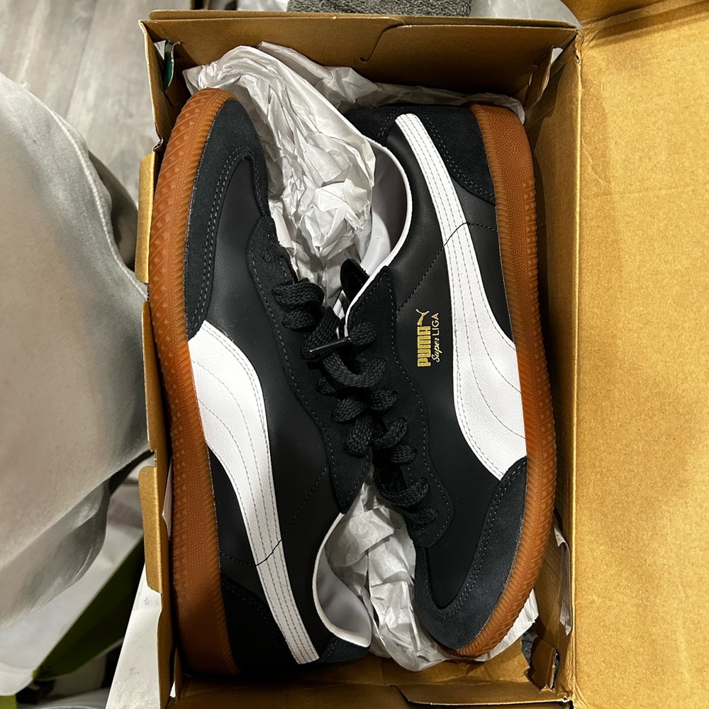 Puma never worn. Indoor soccer shoes. Beautiful navy.